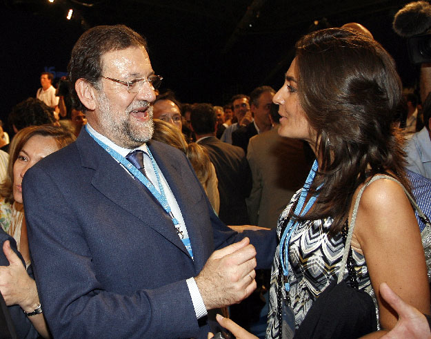 Mariano Rajoy egyik támogatójával a PP júniusi tisztújító kongresszusán. Páholyból nézhette végig az utódlási harcot
