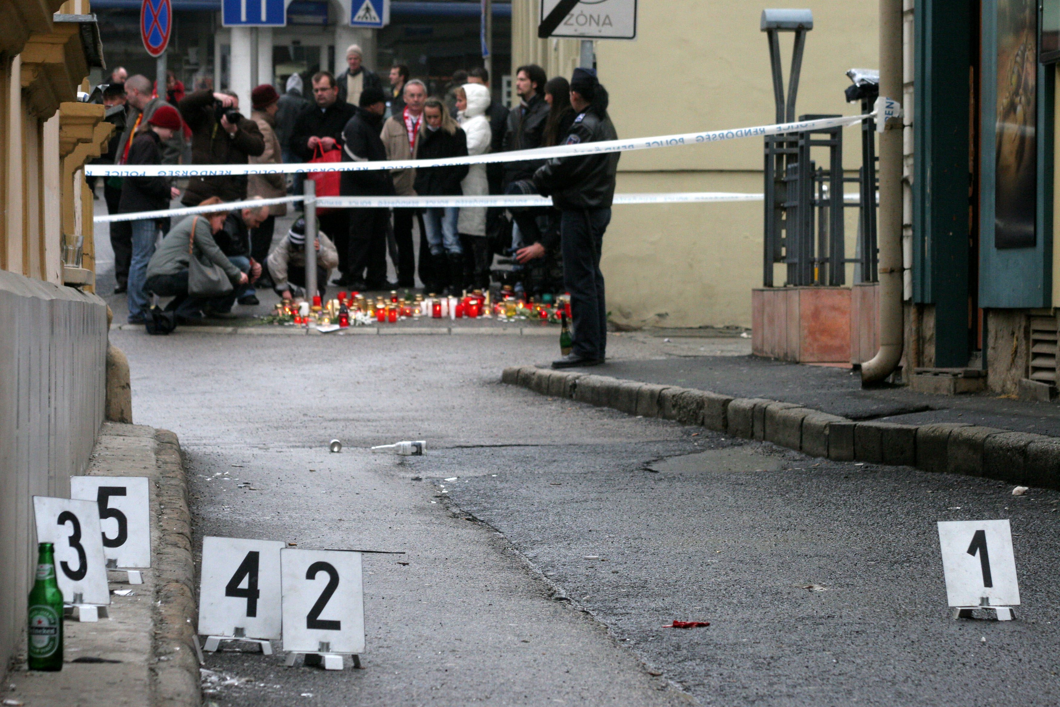 Emlékezők gyertyát gyújtanak Veszprémben, a gyilkosság helyszínén