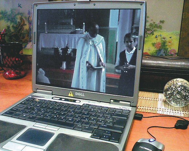 Laptop a templomban - a netes istentisztelet is működik