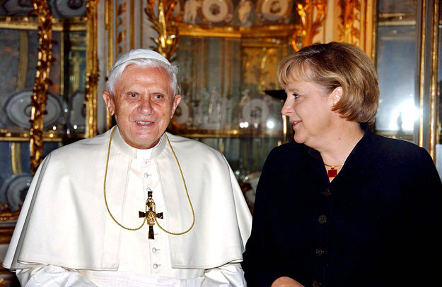 XVI. Benedek pápa és Angela Merkel kancellár 2006-ból. Nem értenek egyet Williamson megítélésében   Fotó