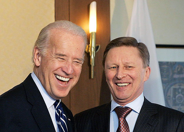 Joe Biden amerikai alelnök Szergej Ivanov orosz miniszterelnök-helyettessel. Mosolyoffenzíva Afganisztánért