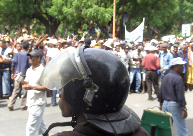 Andry Rajoelina ellenzéki vezetõ hívei kormányellenes jelszavakat skandálnak Marc Ravalomanana államfõ politikája elleni tiltakozó megmozdulásukon a madagaszkári fõváros, Antananarivo fõterén 