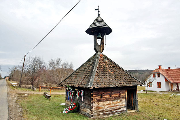 A harangot 1922-ben öntette újra Szomoróc lakossága