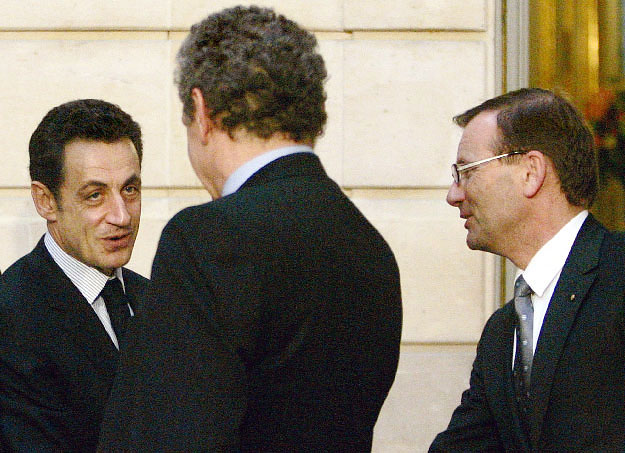 Sarkozy elnök a Peugeot-Citroen és a Renault vezérével