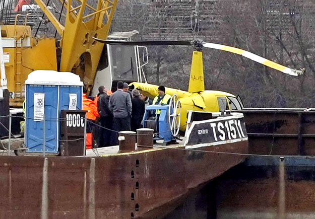 Kiemelték a vízből a szerencsétlenül járt helikoptert