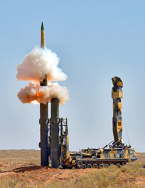 A rakétával hat célpontra két-két lövedék irányítható egyszerre