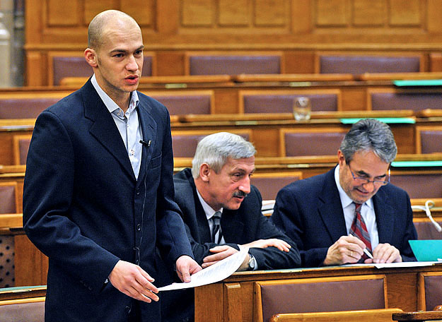 Az SZDSZ-es Gusztos Pétert hallgatja az MDF két képviselője, Csáky András és Katona Kálmán a parlamenti vitában
