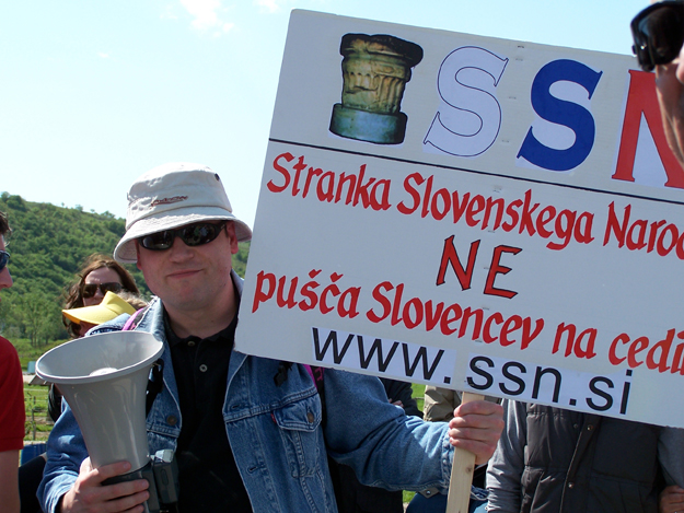 SSN szlovén nacionalista párt tüntetése a Szlovén-Horvát határon. A tábla felirata: 