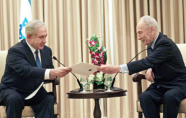 Simon Peresz izraeli államfő átadja a megbízólevelet Benjámin Netanjahunak, 2009 február 20-án, Jeruzsálemben 