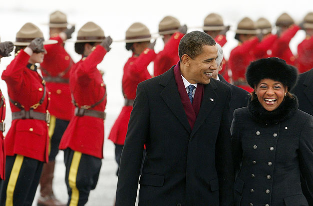 Barack Obama amerikai elnök és Michaelle Jean kanadai kormányfő a díszsorfal előtt. Új stílus Észak-Amerikában