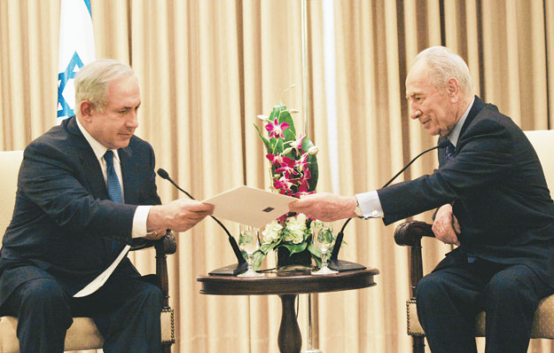 Netanjahu (balról) átveszi a kormányalakítási megbízást Peresz elnöktől