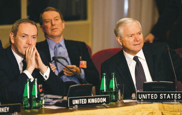 Robert Gates (jobbra) és brit kollégája, John Hutton (középen)