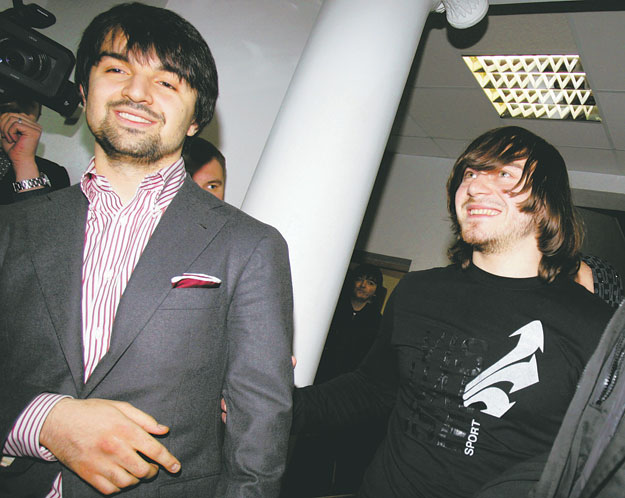 A diadalittas, felmentett Ibrahim Mahmudov (jobbról) és mosolygó ügyvédje, Murad Musajev