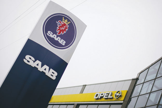 Egymás mellett lévő Saab- és Opel-szalon Hamburgban