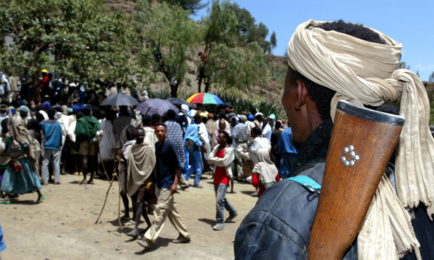 Élelmiszer elosztó központ előtt őrt álló katona Lalibelában, Etiópában