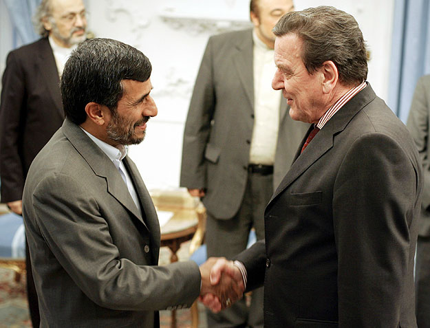 Gerhard Schröder és Mahmoud Ahmadinezsad kézfogása Teheránban