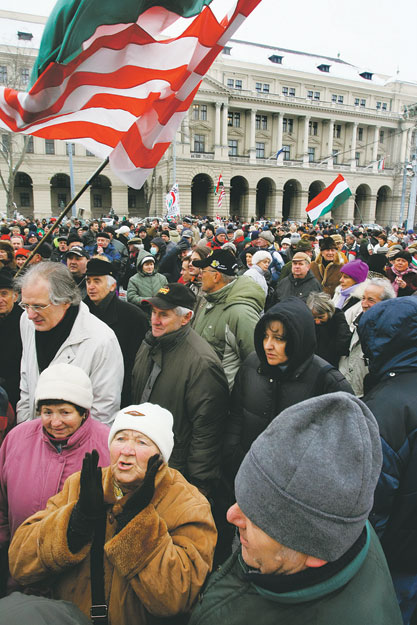 Árpádsávos zászlókkal "sétáltak" az Országház  előtt