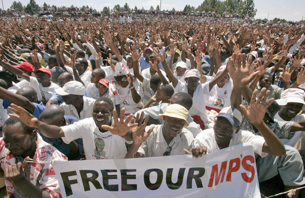 A zimbabwei Mozgalom a Demokratikus Változásokért (MDC) nevű ellenzéki szervezet egyik gyűlése a fővárostól, Hararétől dél-nyugatra található Gweruban, 2009. február 22-én