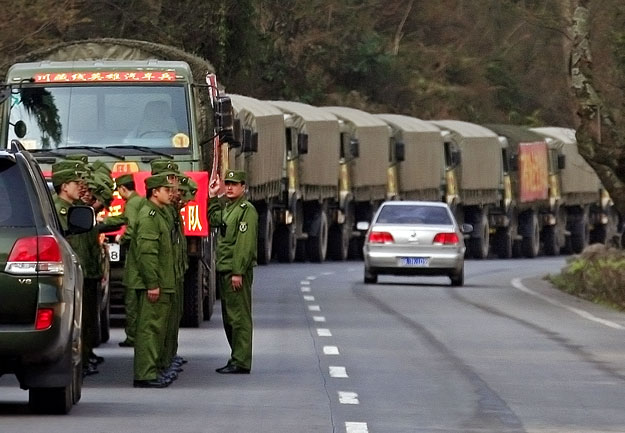 Kínai biztonsági konvoj a Szecsuán tartományi Kangding városánál