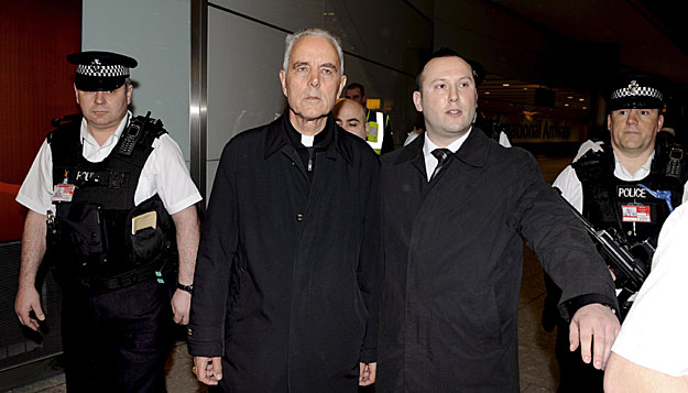 London, 2009. február 25.
Richard WILLIAMSON brit katolikus püspök (k) a londoni Heathrow repülőtérre érkezik Argentínából 2009. február 25-én. A holokauszttagadó kijelentéseivel nagy vihart kavart püspököt az argentin hatóságok az ország elhagyásár