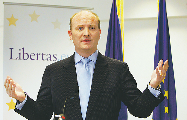 Az uniós szerződés ellen agitáló Declan Ganley, ír üzletember