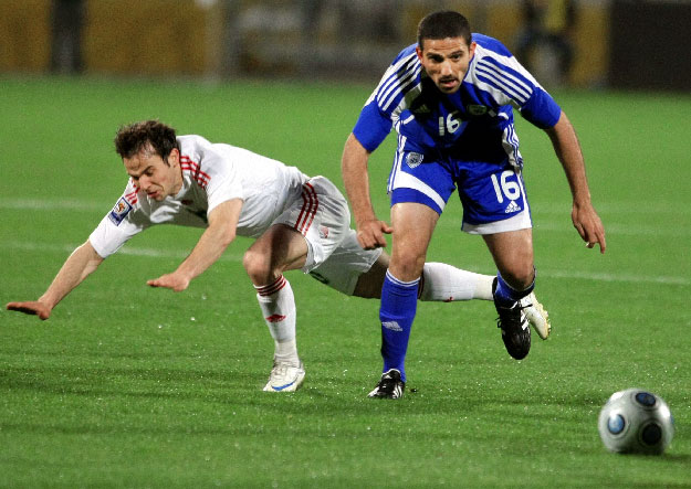 HAJNAL Tamás magyar labdarúgó (b) és az izraeli Mose OHAJON párharca a labdáért az Izrael-Magyarország barátságos mérkőzésen a tel-avivi Ramat Gan stadionban 2009. február 11-én. 