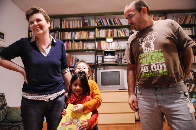 Janet Margaret Frazer és Tóth Dániel - roma kislányt fogadtak örökbe