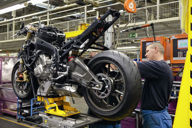 Münchenben gyártják a legújabb S 1000 RR BMW motorkerékpárt