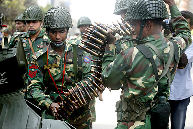 Bangladesi katonák gépágyúlőszert készítenek elő a határőrök elleni akcióhoz Dakkában