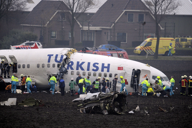Mentik az utasokat a Turkish Airlines török légitársaság Boeing 737-800 típusú gépébõl, azt követõen, hogy az Isztambulból Amszterdamba tartó légi jármû fedélzetén 135 emberrel lezuhant az amszterdami Schiphol légi kikötõ közelében 2009. február 25-é