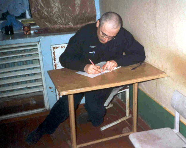 Mihail Hodorkovszkij, a legnagyobb orosz olajtársaság, a Yukos volt vezérigazgatója a kínai határ közelében elterülő szibériai Csitai területen fekvő Krasznokamenszk börtönében, 2005. november 8. 