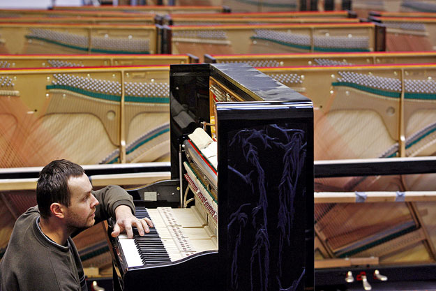 Pianissimo - elbocsát és a bútorgyártásra vált a válság hatására a cseh Petrof zongoragyár