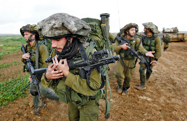 Izraeli katonák visszatérőben egy bevetésről