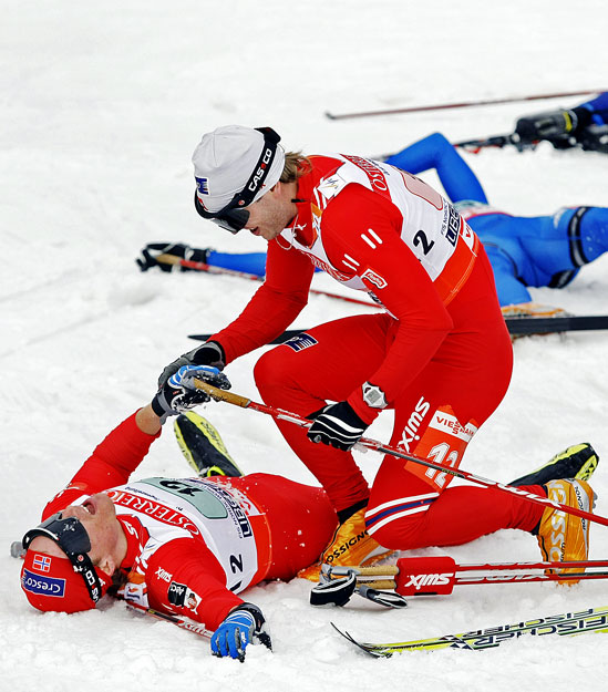 Johan Kjoelstad és Ols Vigen Hattestad a győzelem után: a Liberecben zajló északisí-vb-n a norvégok nyerték a sífutók sprint csapatversenyét. A nők hasonló viadalán finn siker született