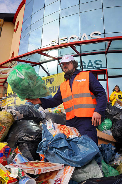 Osztrák és magyar aktivisták a Begas előtt