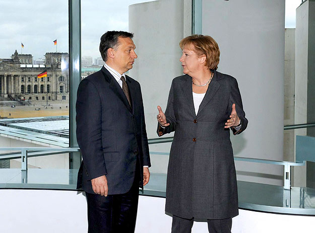 Orbán Viktor és Angela Merkel a berlini kancellári hivatalban 2009. február 27-én. A háttérben a német parlament épülete, a Reichstag látható. 