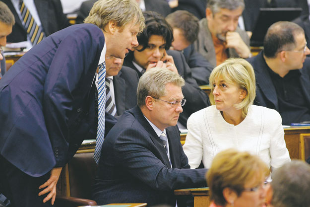 Villámkonzultáció a parlamentben - Fodor Gábor, Herényi Károly és Dávid Ibolya