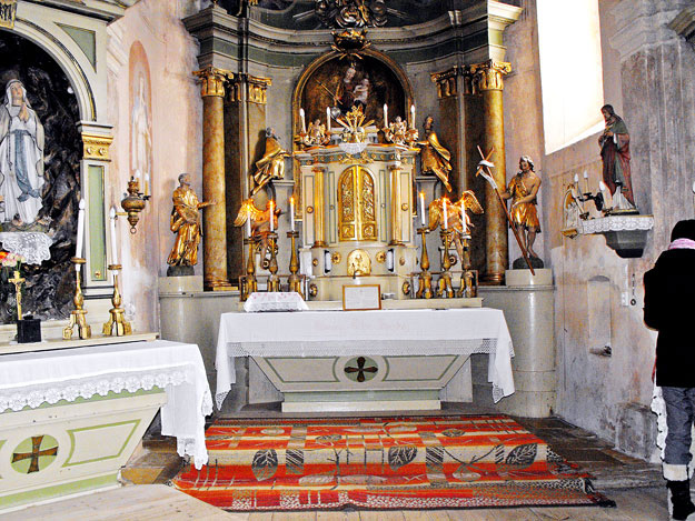 A dozmati Szent György-templom oltára