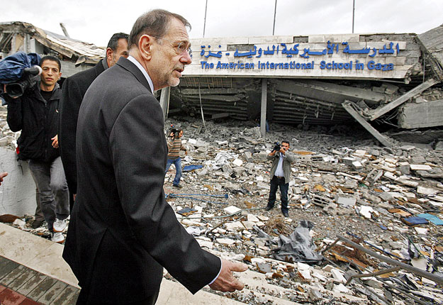 Javier Solana, az EU külügyi biztosa az ENSZ lerombolt gázai iskolájánál