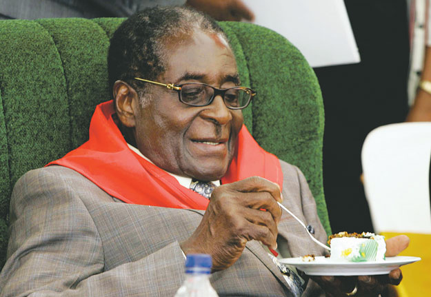 Robert Mugabe elnök születésnapi tortáját eszi a fényűző ünnepségen