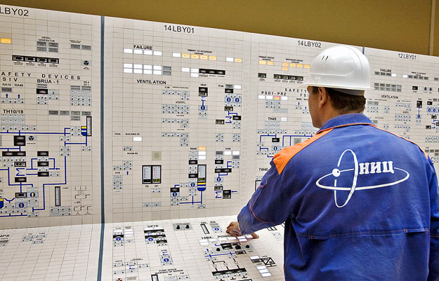 Orosz technikus a bushehri atomreaktor vezérlőtermében