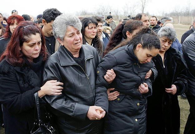 A fejét leszegő gyászoló özvegyet rokonai támogatták a nagy tömeg jelenlétében tartott tatárszentgyörgyi temetésen
