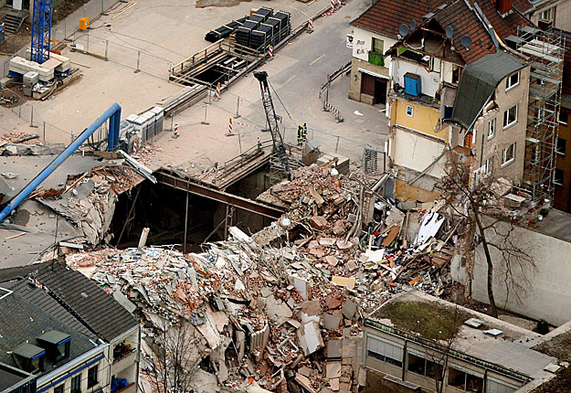 A baleset helyszínérõl készült kép 2009. március 4-én Köln belvárosában, ahol egy nappal korábban összeomlott a Városi Történeti Levéltár épülete. A feltételezések szerint a helyszín alatt zajló metróépítés okozhatta a szerencsétlenséget. A hatóságok
