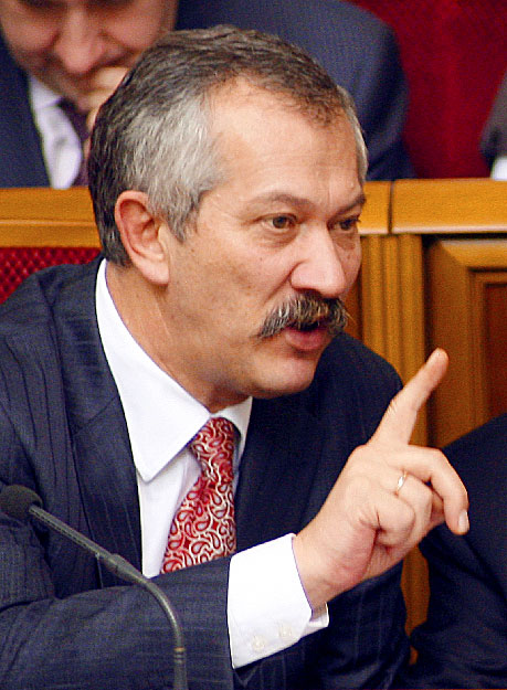 Ukrainian Finance Minister Viktor Pynzenyk speaks at the parliament session in Kiev, October 29, 2008 in this file photo. Ukrainian Finance Minister Viktor Pynzenyk resigned on Thursday, saying he had become a 
