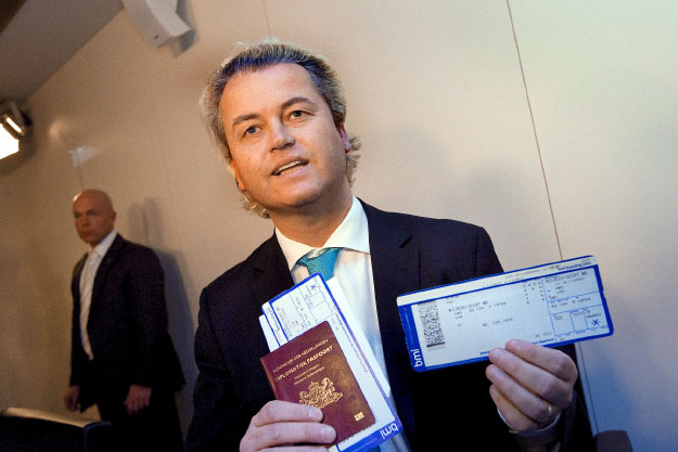Geert Wilders beszállókártyáját és útlevelét mutatja az amszterdami Schiphol repülőtéren 2009. február 12-én. A tiltás ellenére dacolni akart a brit hatóságokkal.