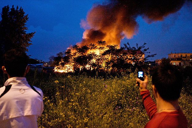 Katasztrófaturizmus a felgyújtott ponticelli roma tábornál 2008 májusában