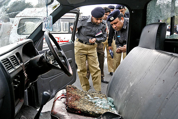 Megtámadott rendőrautó Lahore-ban