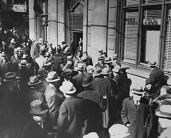 Egy bank előtt várakoznak az emberek az 1929-es nagy válság idején