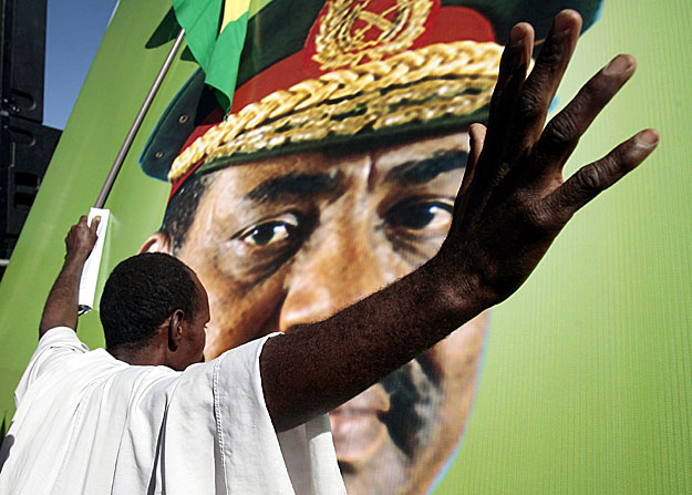 Omar Haszan Ahmed el-Bashír szudáni elnök óriásplakátja Kartúmban