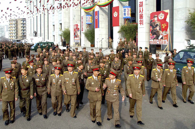 Phenjan, 2009. március 8.
A KCNA észak-koreai hírügynökség által közreadott kép, amelyen katonák távoznak egy szavazóhelyiségből, miután ladták voksukat az észak-koreai parlamenti választásokon Phenjanban 2009. március 8-án. A kommuista diktatúra re